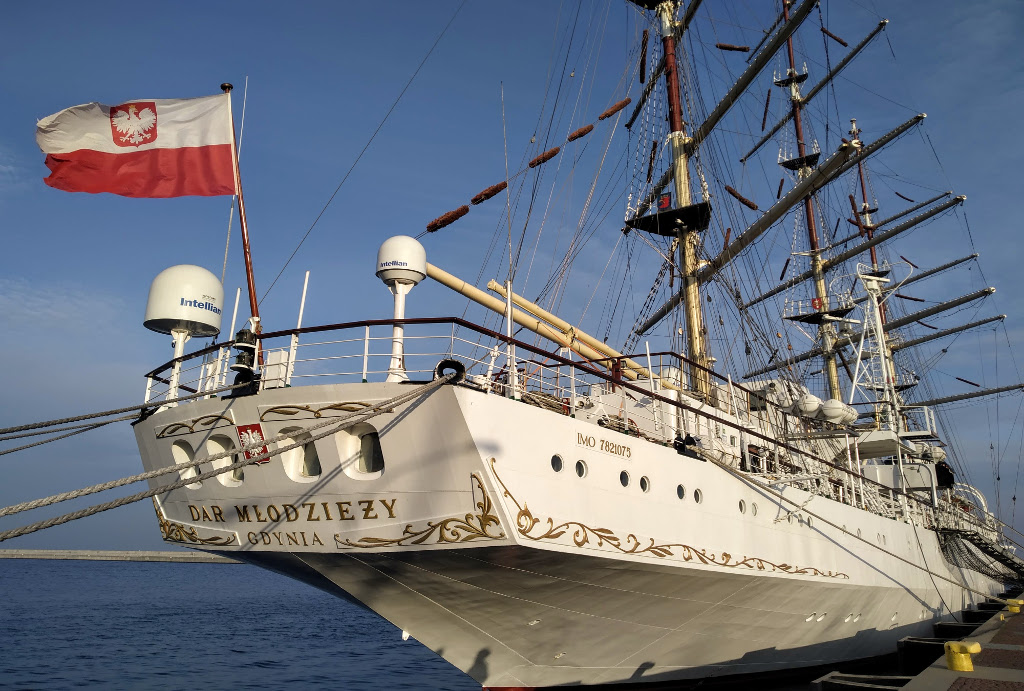 Legendární polská školní plachetnice Dar mládeži zakotvená v Gdyni.